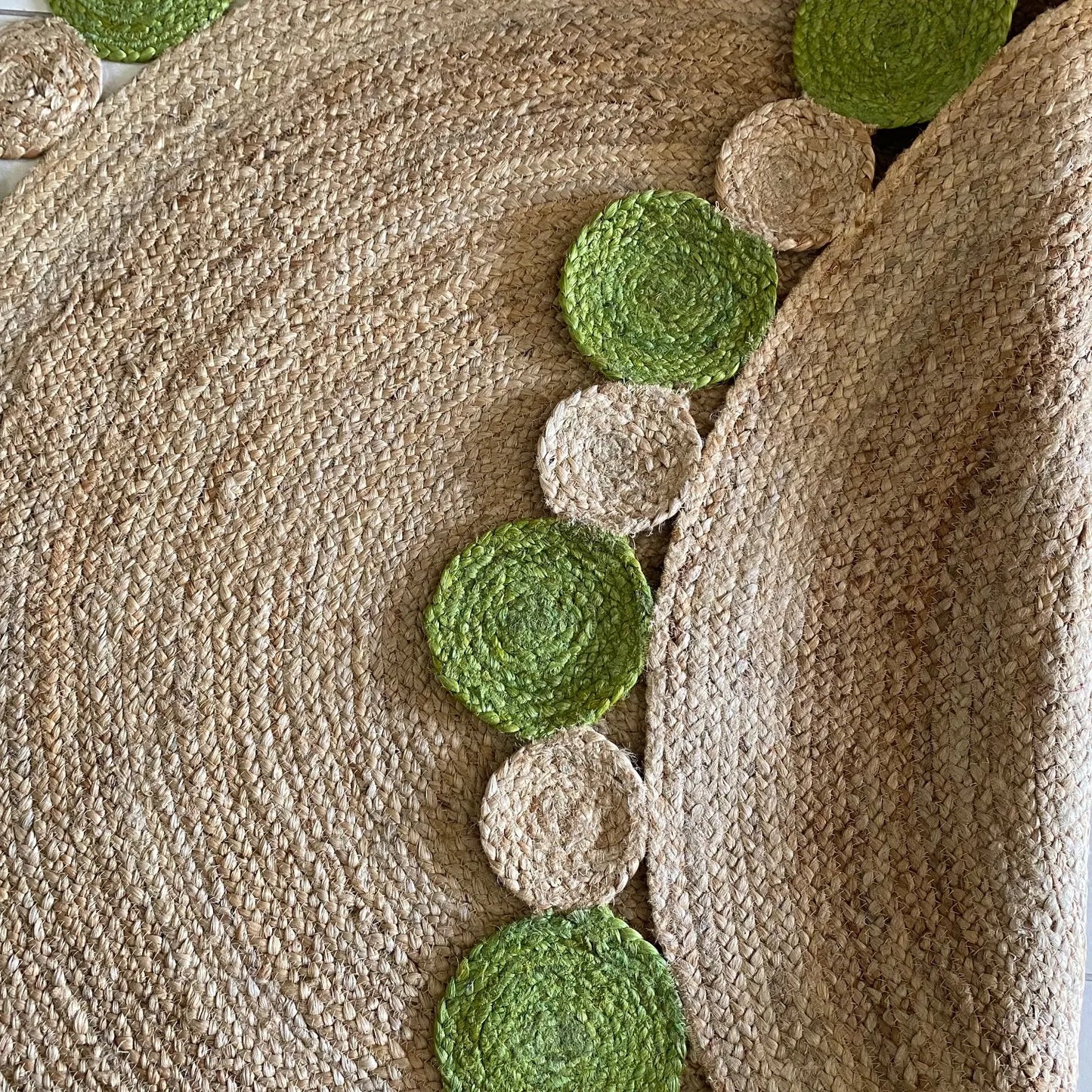 Avioni Home Eco Collection – Handwoven Braided Jute Round Carpet with Green Circle Borders