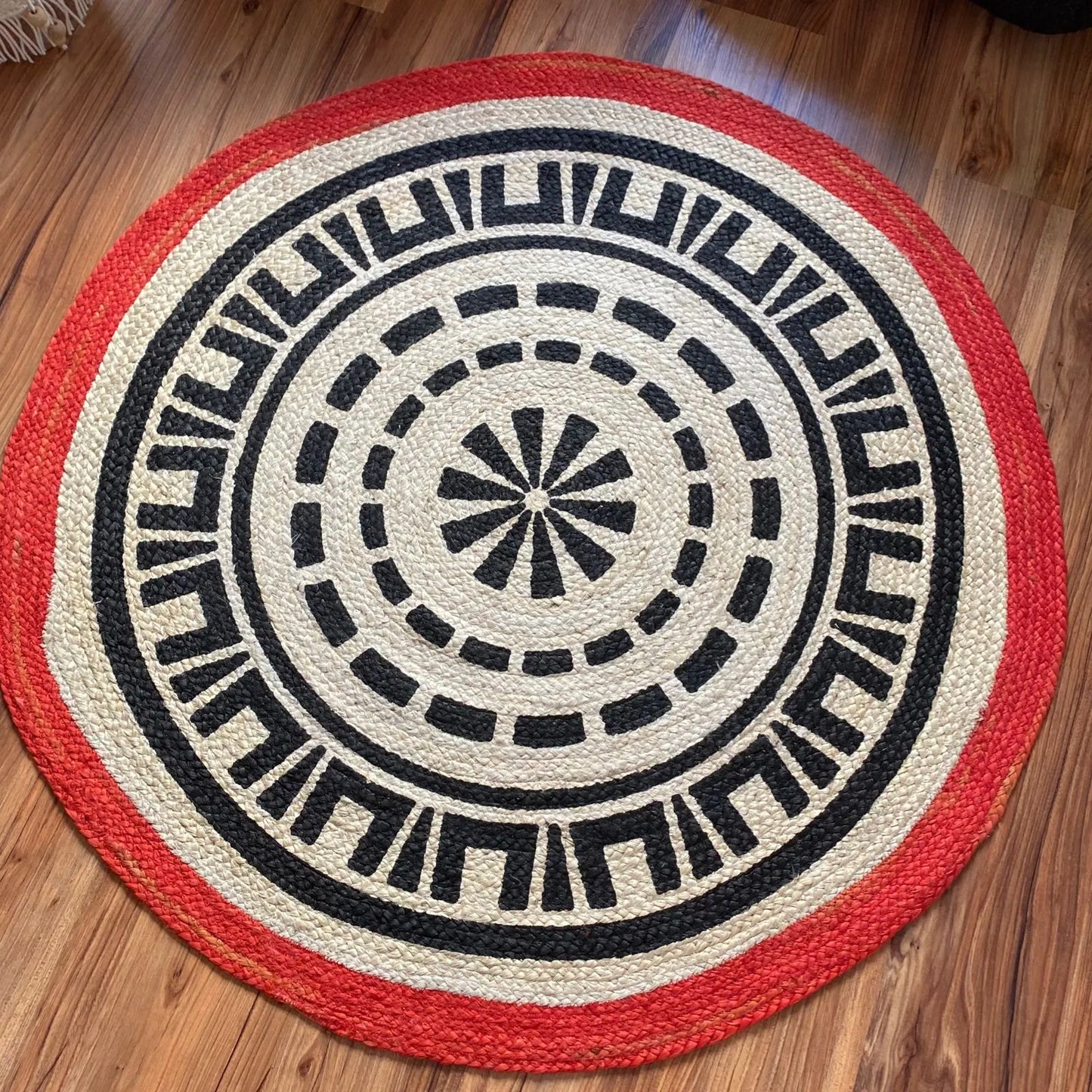 Avioni Home Eco Collection – Tribal Printed Jute Round – Red & Black