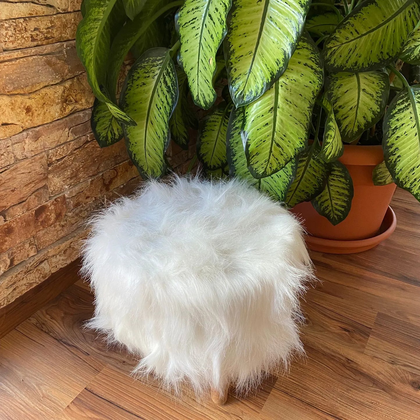 Avioni Home Luxury Collection – Padded Stool / Ottoman (3 Legs With Natural Finish) – Long White Fur