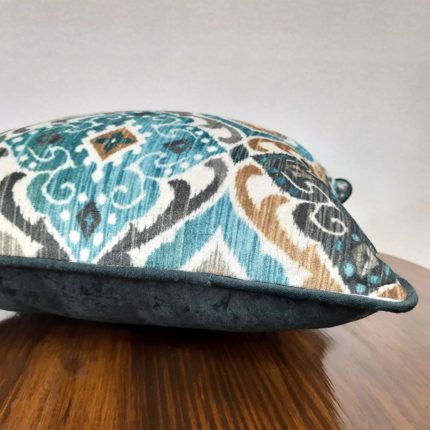 Cushion Cover with Filler – Beautiful Traditional Design – 40cm x 40cm – Set of 2