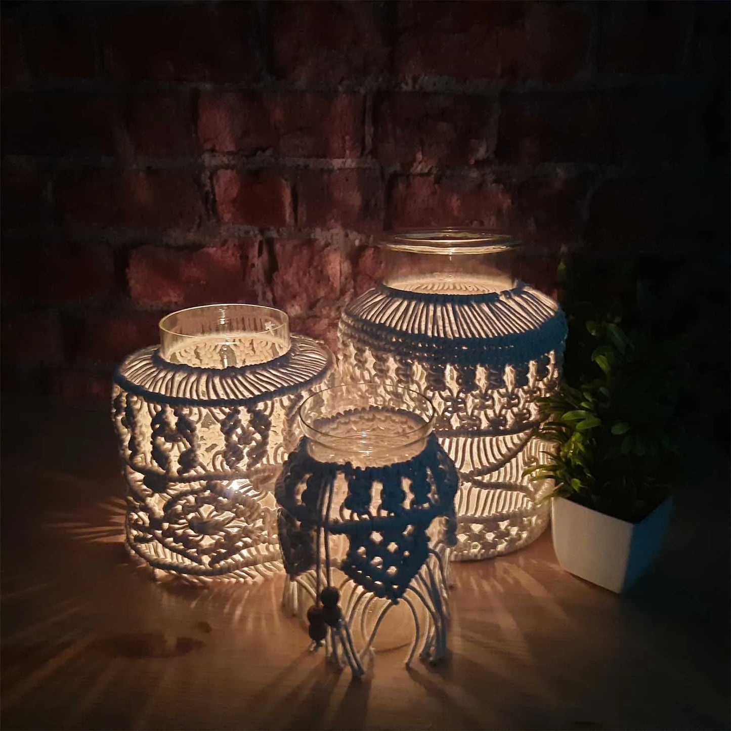 Avioni Home Boho Collection – Medium Glass Hurricane Jar With Hand-knitted Macramé Cover