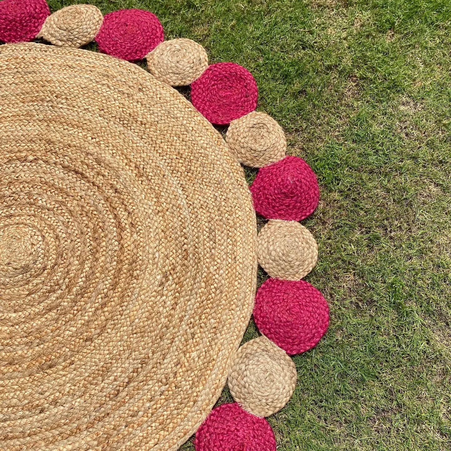 Avioni Home Eco Collection – Handwoven Braided Jute Round Carpet with Pink Circle Borders