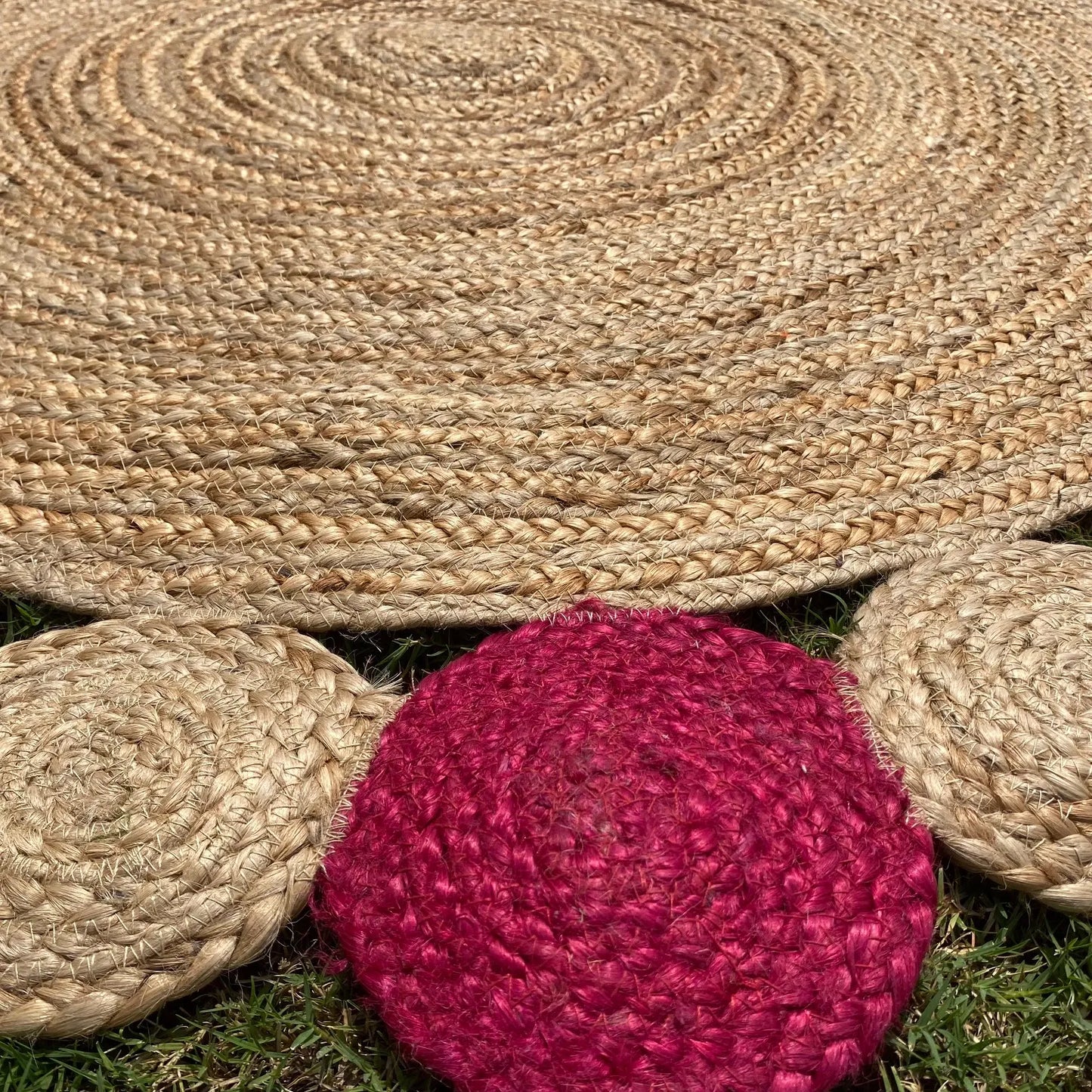 Avioni Home Eco Collection – Handwoven Braided Jute Round Carpet with Pink Circle Borders